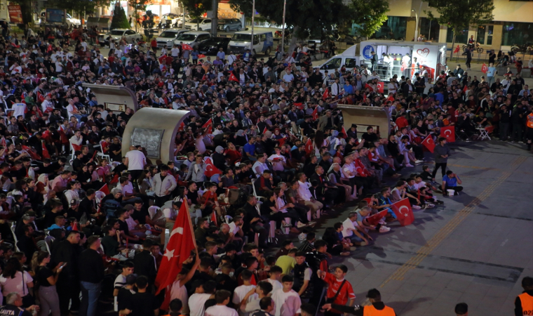 Vatandaşlar, milli maç heyecanını dev ekranların başında yaşadı