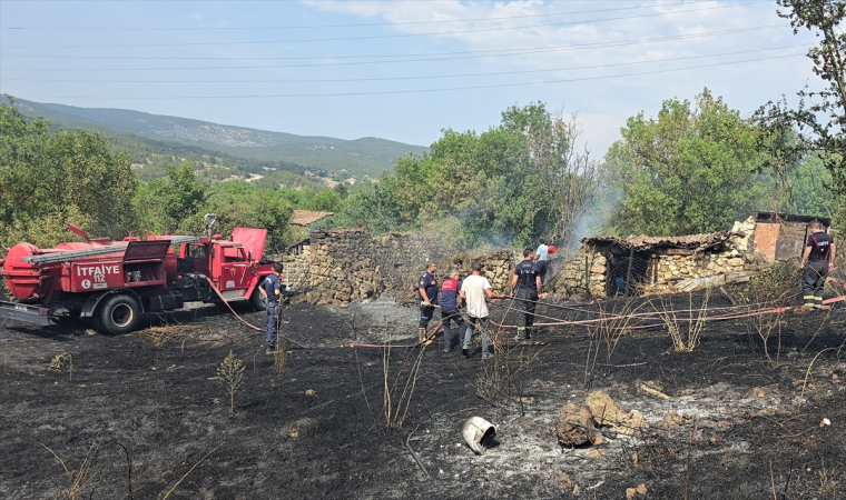 Karabük’te otluk ve ağaçlık alanda çıkan yangın söndürüldü