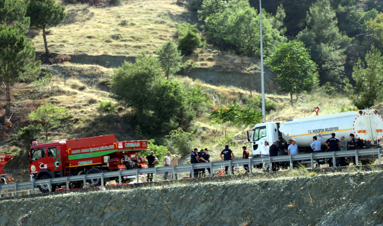 Amasya’da otluk alanda çıkıp ormana sıçrayan yangın söndürüldü