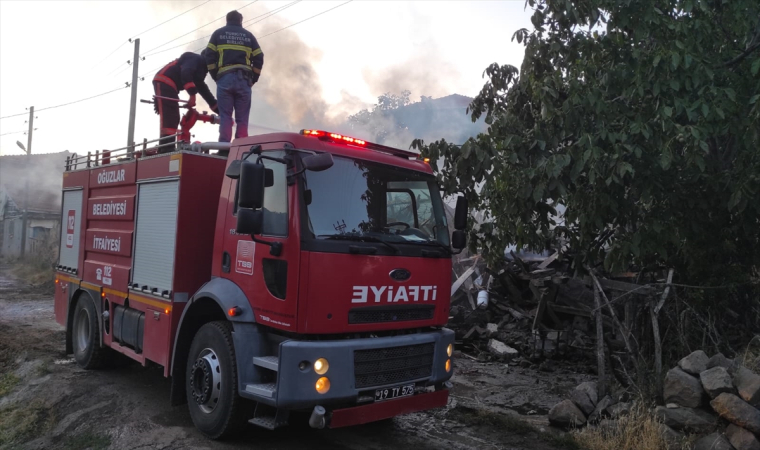 Çorum’da çıkan yangında 1 ev yandı, 2 evde hasar oluştu