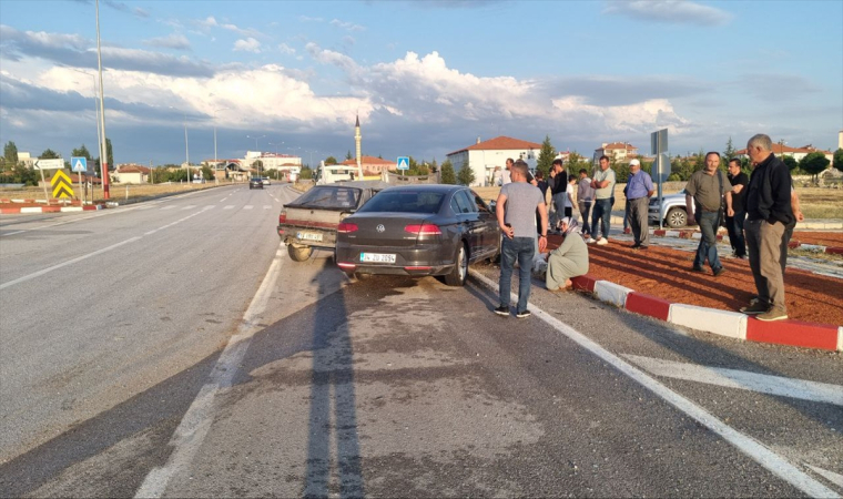 Çorum’da iki otomobil çarpıştı, 2 kişi yaralandı