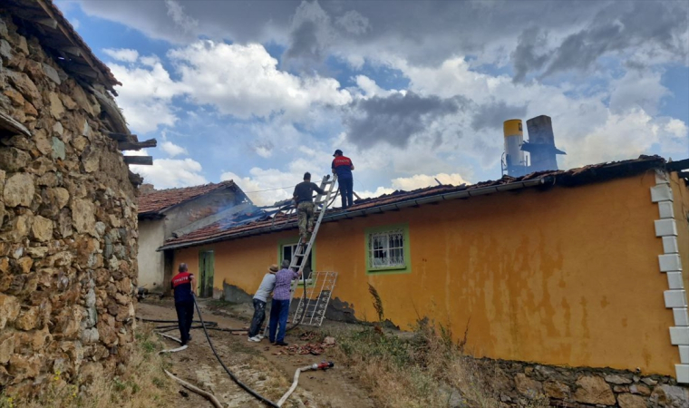 Patlayan buzdolabı motoru nedeniyle çıkan yangın evde hasara neden oldu