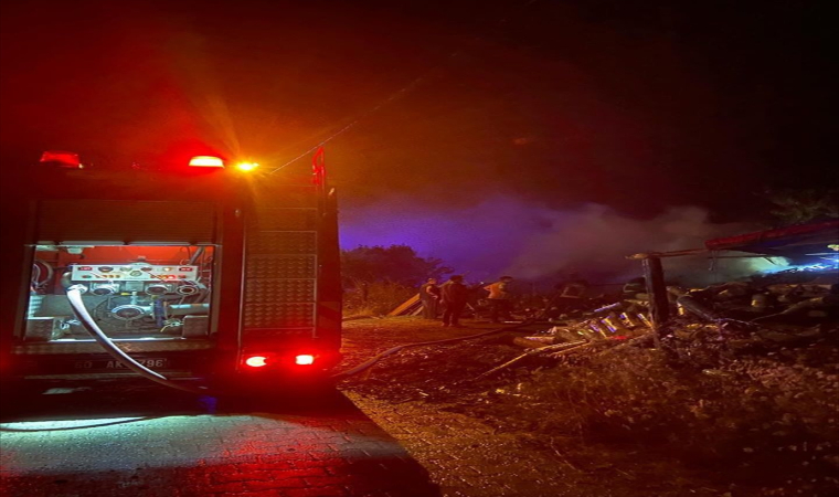 Tokat’ta odunluğa düşen yıldırım yangına neden oldu