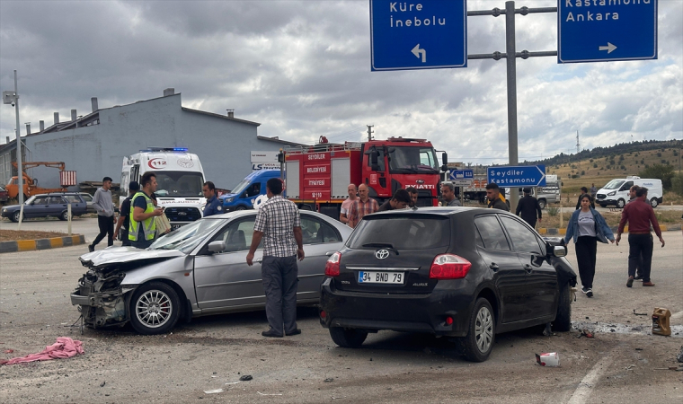 Kastamonu’da 3 aracın karıştığı trafik kazasında 12 kişi yaralandı