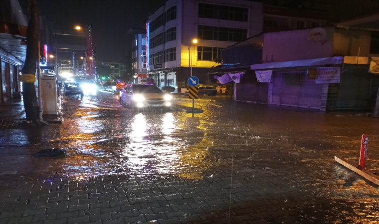 Samsun’da sağanak su baskınına yol açtı