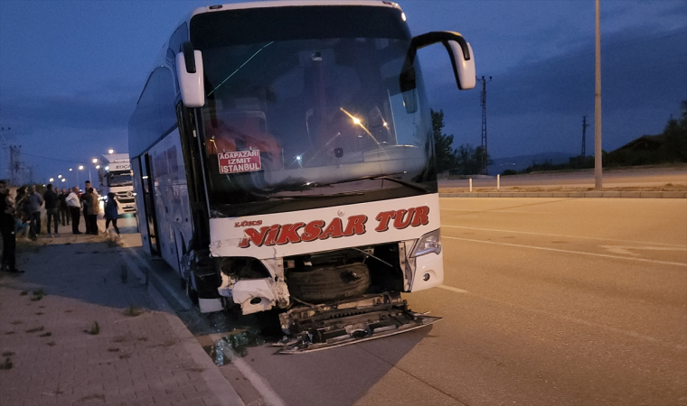 Amasya’da yolcu otobüsü ile çarpışan hafif ticari araçtaki 3 kişi yaralandı