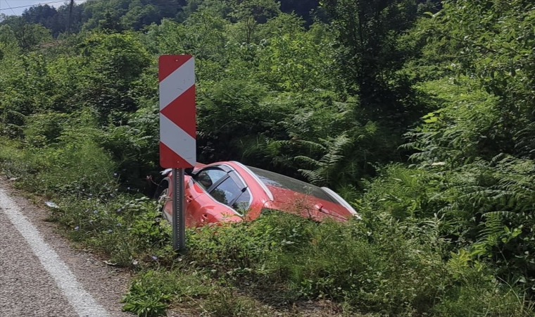 Ayancık’ta otomobilin devrildiği kazada 2 kişi yaralandı