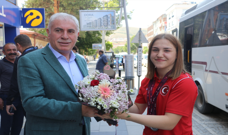 Milli güreşçi Beyzanur Akkuş, Bayburt Belediyesini ziyaret etti