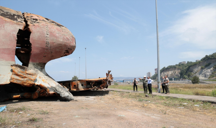 Hacıbektaşoğlu, batan yük gemisinin enkazını inceledi