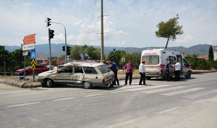 Çorum’da yolcu otobüsüyle çarpışan otomobilin sürücüsü yaralandı