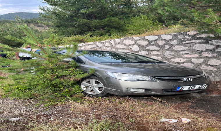 Karabük’te istinat duvarına çarpan otomobildeki 3 kişi yaralandı