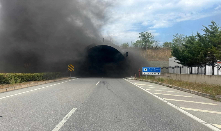 Tünelde devrilip alev alan otomobildeki 2 kişi yaralandı