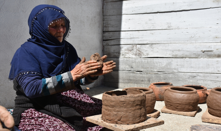 Kadınlar asırlık gelenekle ev ekonomisine katkı sağlıyor