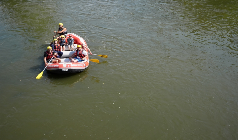 Düzce’de maceraseverler sıcakta rafting yaparak serinliyor