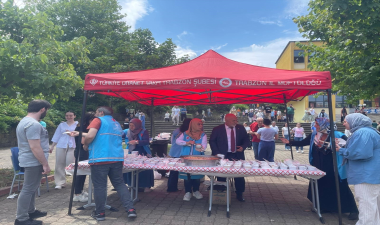 Trabzon’da KPSS’ye girenlere aşure ikram edildi