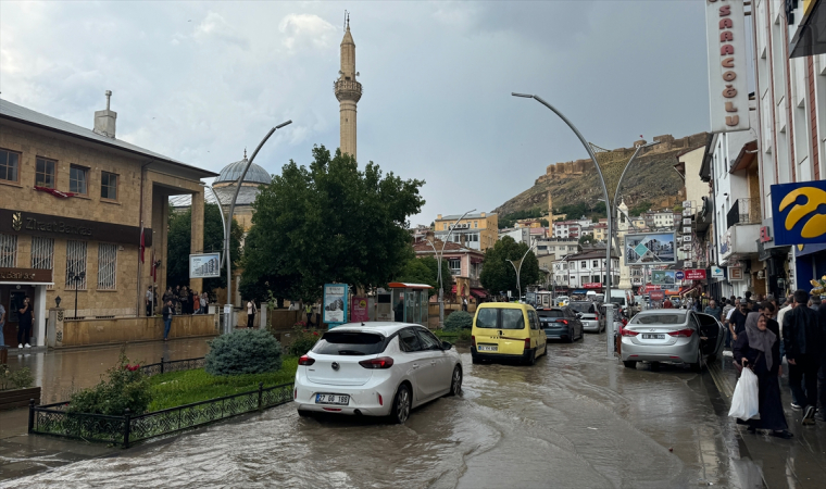 Bayburt’ta sağanak su baskınlarına neden oldu