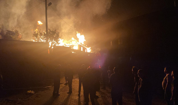 Kastamonu’da çıkan yangında 2 ev zarar gördü