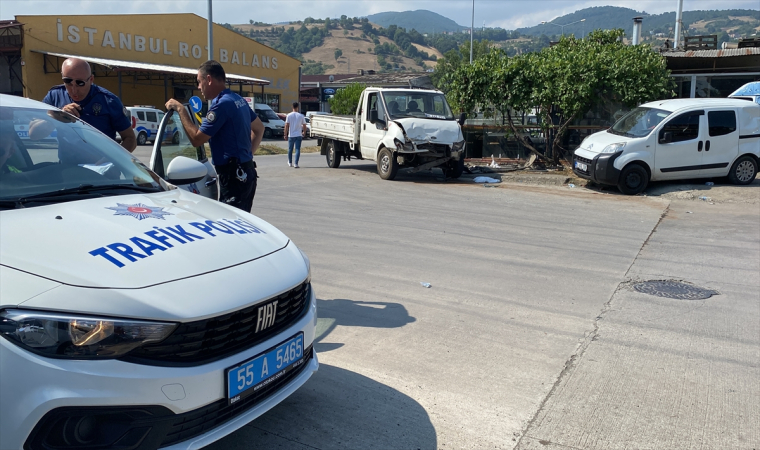 Samsun’daki trafik kazasında sürücü ile 2 yaya yaralandı