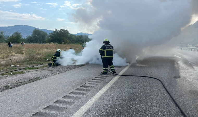 Çorum’da seyir halindeyken otomobilde yangın çıktı