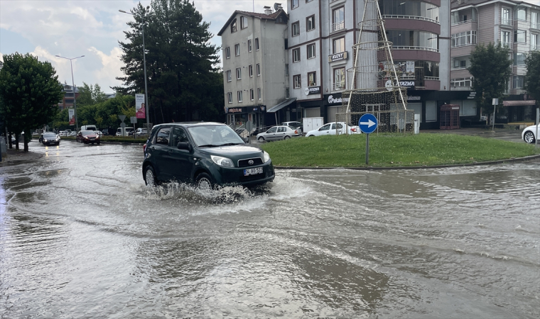 Bolu’da sağanak nedeniyle bazı evleri ve alt geçitleri su bastı