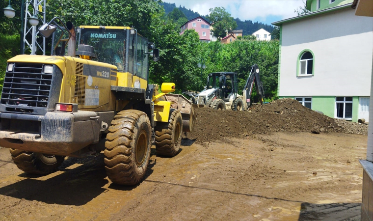 Trabzon’da şiddetli yağışın zarar verdiği cadde ve sokaklar temizleniyor