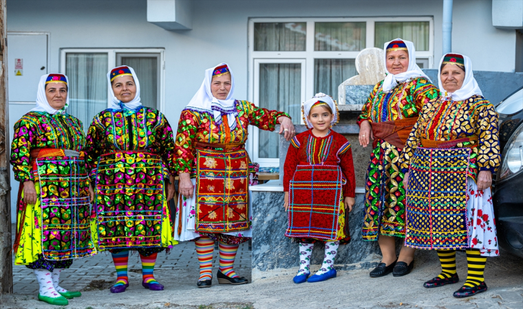 Tokatlı kadınlar geleneksel kıyafetlerini sonraki nesillere aktarıyor