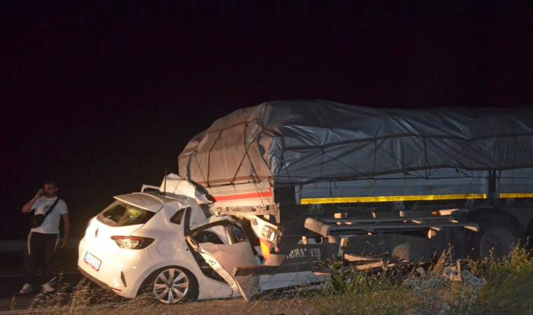 Amasya’da tıra çarpan otomobildeki 5 kişi yaralandı