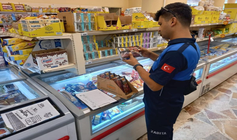 Gerze’de zabıta ekipleri marketleri denetledi