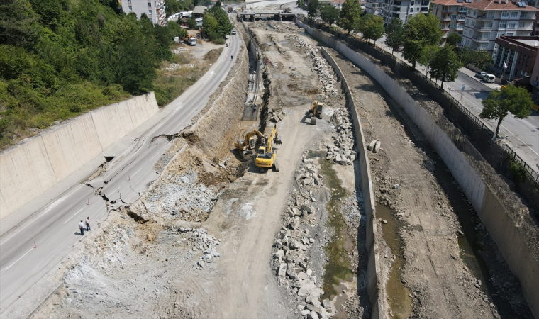 İnebolu’da kara yolunda çökme meydana geldi