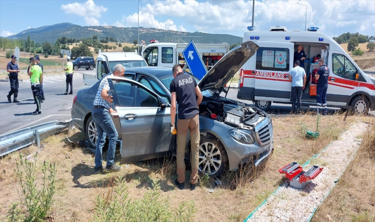 Amasya’da otomobille ticari aracın çarpışması sonucu 6 kişi yaralandı