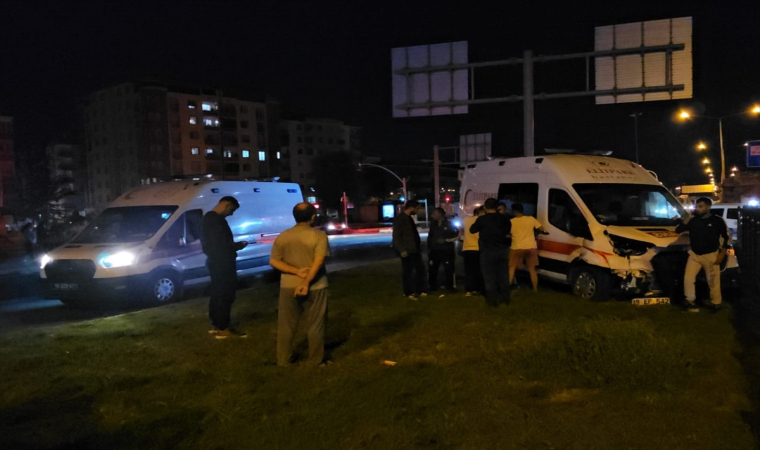 Ambulansla otomobilin çarpışması sonucu 6 kişi yaralandı