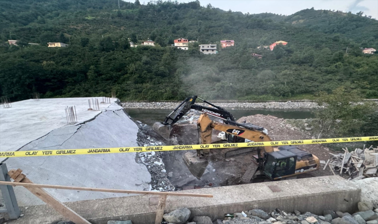 Giresun’da taşkın sahasında yapı iş makineleriyle yıkıldı