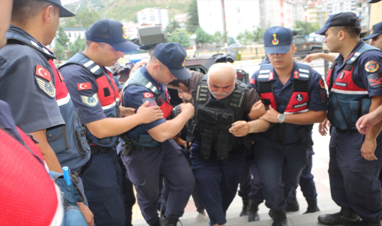 Silahlı kavga eski muhtarı öldüren yeni muhtar ile oğlu adliyede