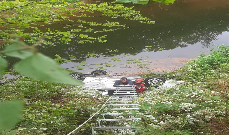 Otomobilin dereye devrildiği kazada suda mahsur kalan sürücü kurtarıldı