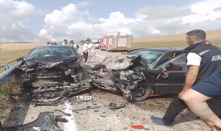 Bayburt’ta iki otomobil çarpıştı, 5 kişi yaralandı