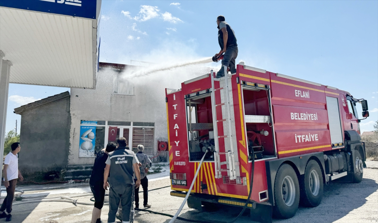 Müstakil evin çatısında çıkan yangın söndürüldü