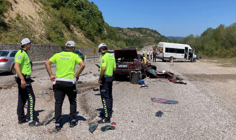 Bartın’da çarpışan otomobille yolcu minibüsündeki 6 kişi yaralandı