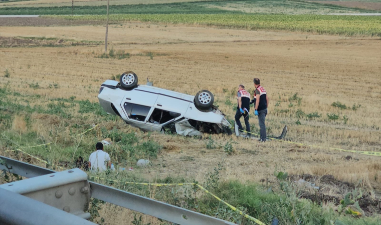 Çorum’da devrilen otomobildeki kadın öldü, bebeği yaralandı