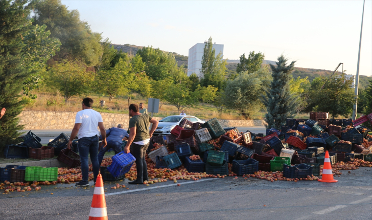 Tokat’ta kamyondan düşen kasalarca şeftali kara yoluna savruldu