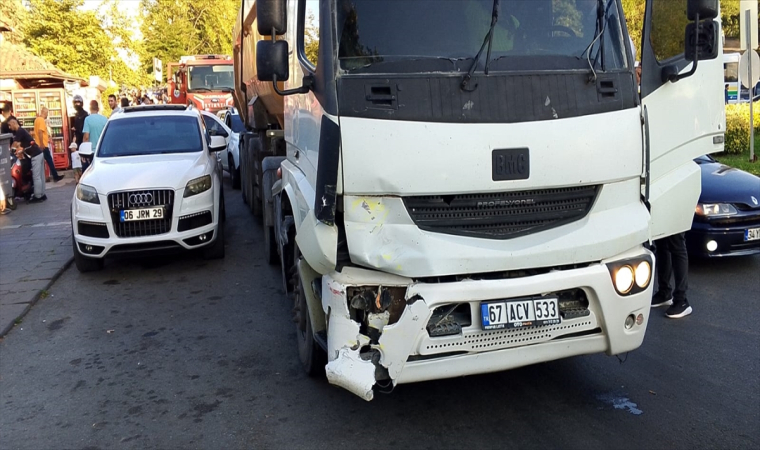 Zonguldak’ta taksi kaldırımdaki yayalara çarptı 1 ölü, 4 yaralı