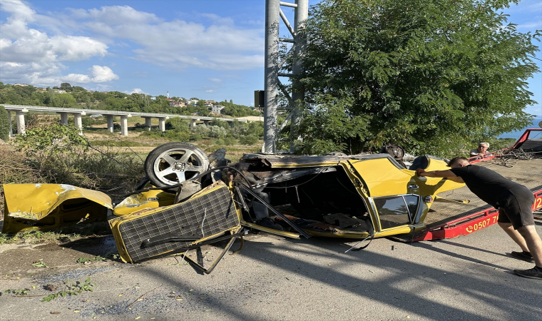 Sinop’ta elektrik direğine çarpan otomobilin sürücüsü yaralandı