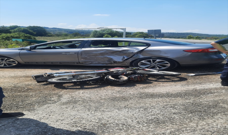 Düzce’de otomobille çarpışan motosikletteki 2 kişi yaralandı