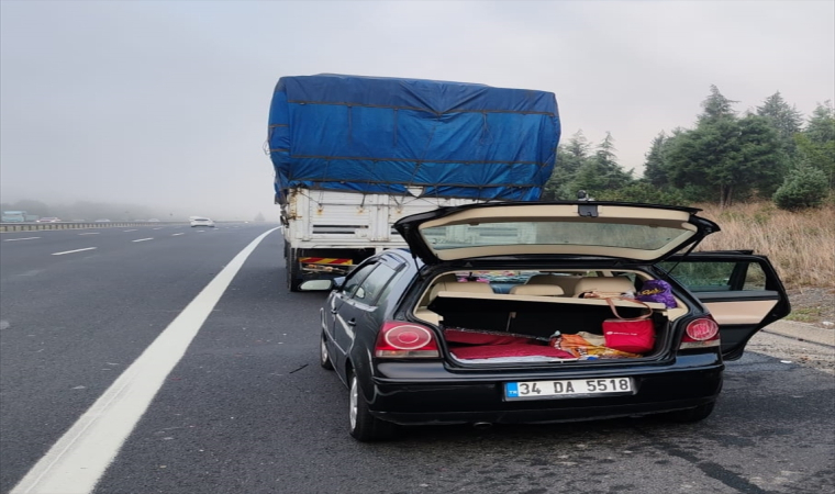 Anadolu Otoyolu’nda kamyona çarpan otomobildeki 4 kişi yaralandı