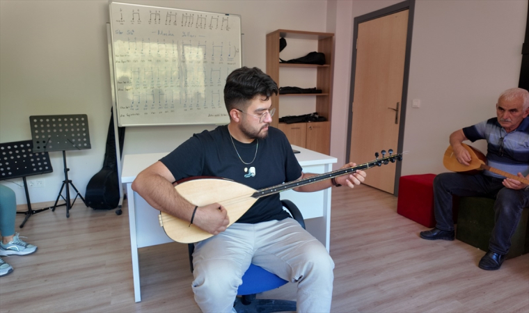 Bolu’da genci yaşlısı bağlama çalmayı öğreniyor