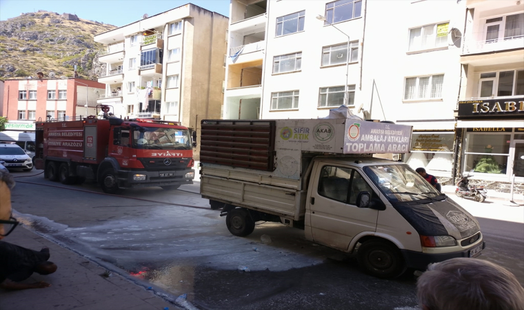 Amasya’da kamyonette çıkan yangını vatandaşlar söndürdü