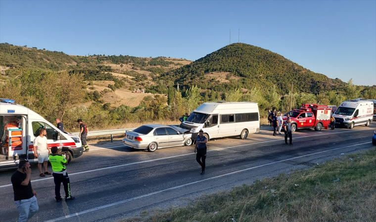 Tarım işçilerini taşıyan minibüs kaza yaptı 13 kişi yaralandı