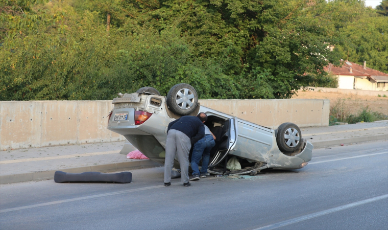 Tokat’ta devrilen otomobildeki aynı aileden 4 kişi yaralandı