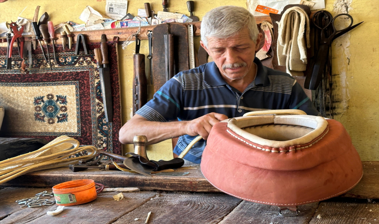 Tokatlı saraç, 47 yıldır yaptığı hamutlarla baba mesleğini yaşatıyor