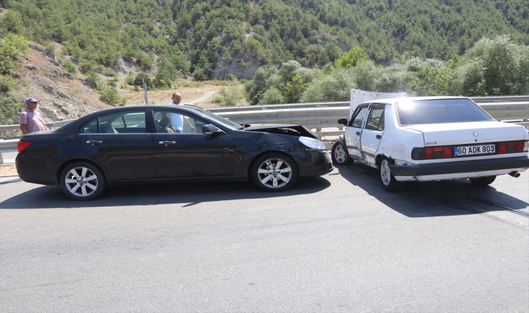 Amasya’da iki otomobilin çarpıştığı kazada 3 kişi yaralandı