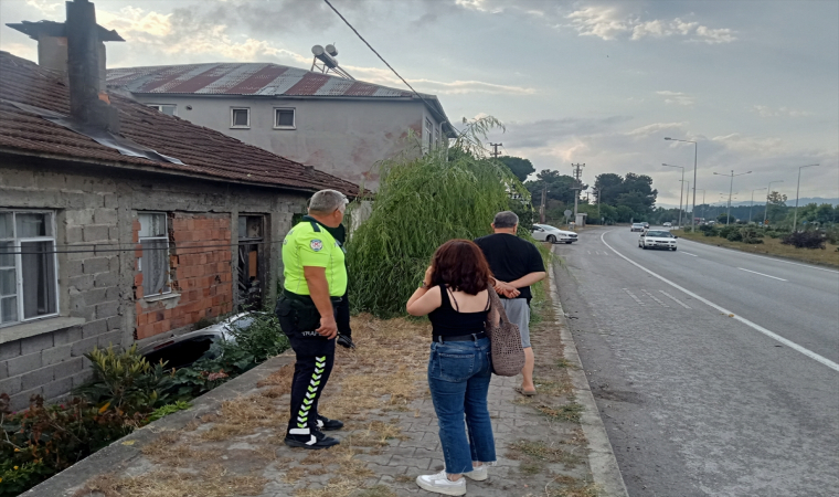 Samsun’da kontrolden çıkan otomobil evin bahçesine devrildi